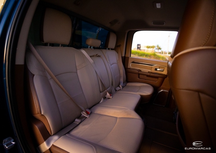RAM 3500 Laramie CD 4X4