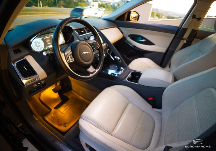 Jaguar E-Pace P250