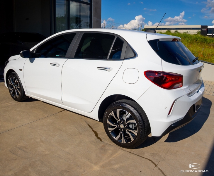 Chevrolet Onix Premier 2